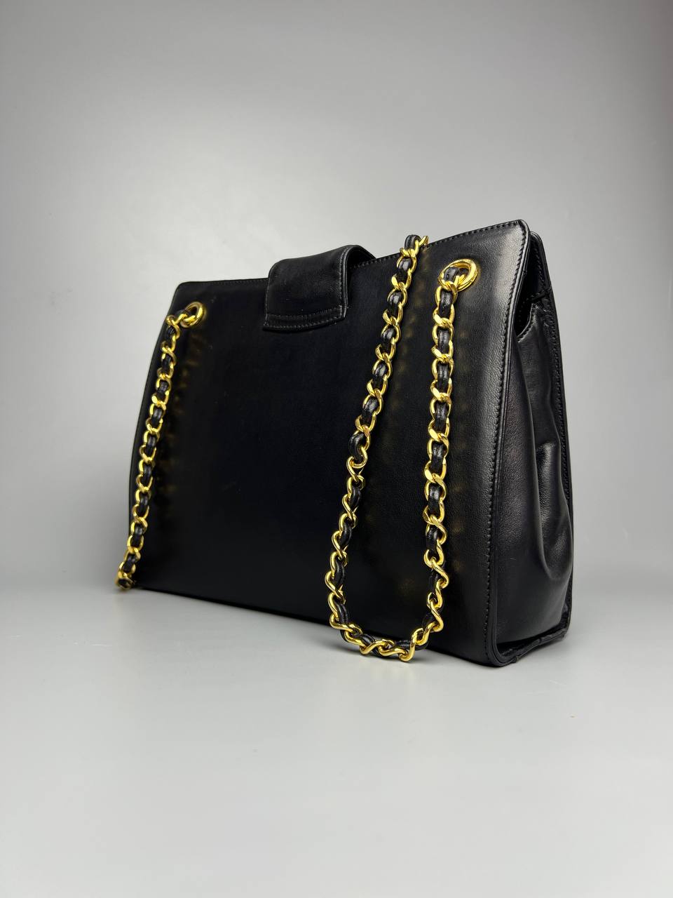 CHANEL Black Leather Vintage Shoulder Bag With GHW For Lady